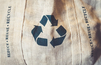 Stofftasche mit Recycling-Symbol