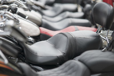 Motorradsitzbank polstern - Motorradsitze in einer Reihe