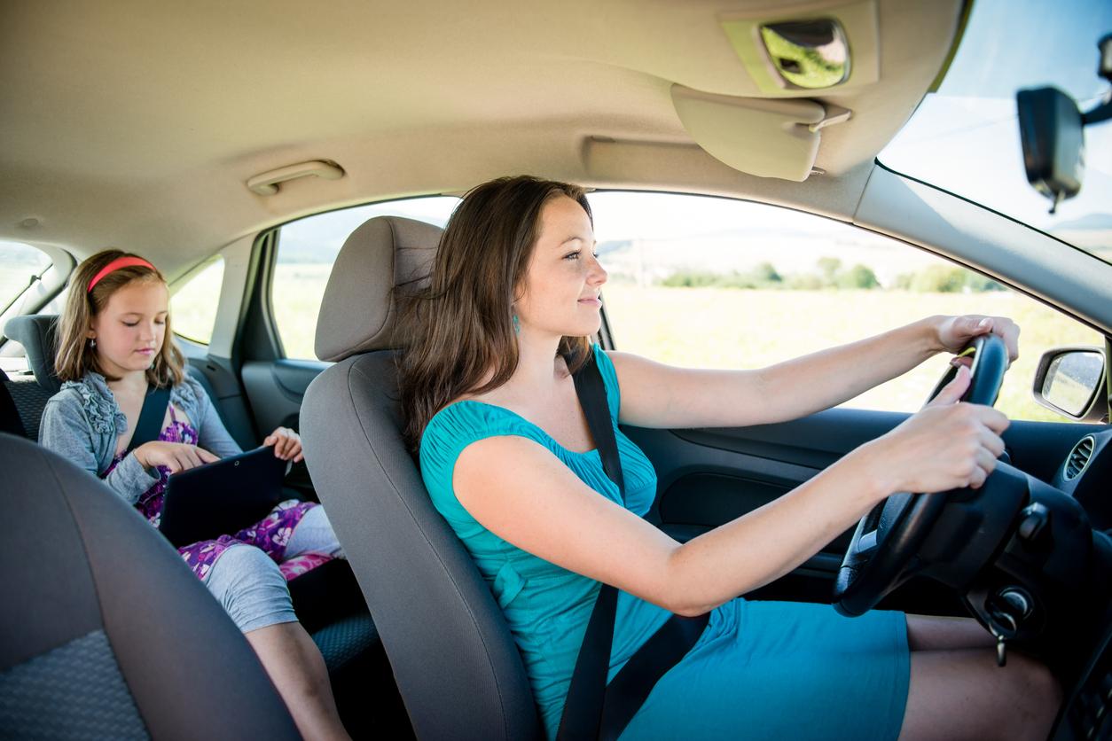 Mutter fährt mit Kind in ihrem Auto