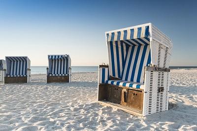 blau-weißer Strandkorb am Strand