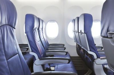Nahaufnahme von zwei Sitzreihen in einem Flugzeug